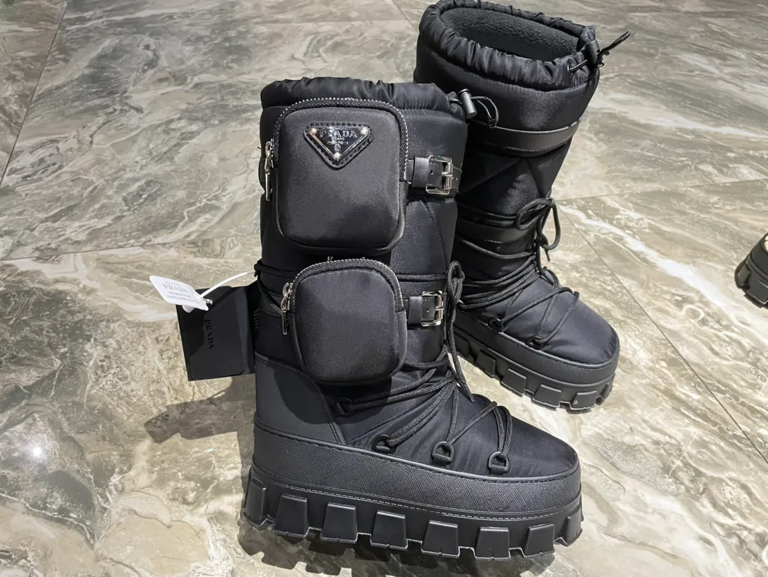 👟👟Ex-factory price 880👟👟 The highest version on the market, Prada's king style, snow boots, ski boots, chubby, so cute and cute →_→ From the Prada limited series, unique. Shiny nylon Oblique upper with criss-cross straps for an ideal fit. The boots are made of technical fabric and have a short-cut version. They can be worn in the city or in the mountains. They make the calves slimmer, taller, warmer and have a concave shape. The boots and soles use the original waterproof effect. The size is 35-40. 41Customized